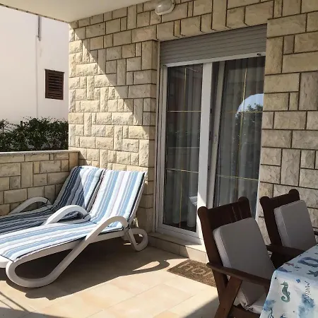 P&l - 25m From Beach تكون