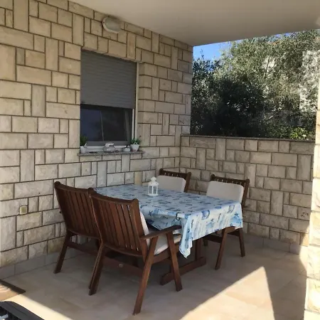 P&l - 25m From Beach Apartman